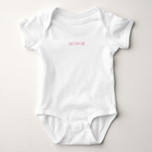 Moderne süße neue Baby-NAME-Rosa-Typografie Baby Strampler