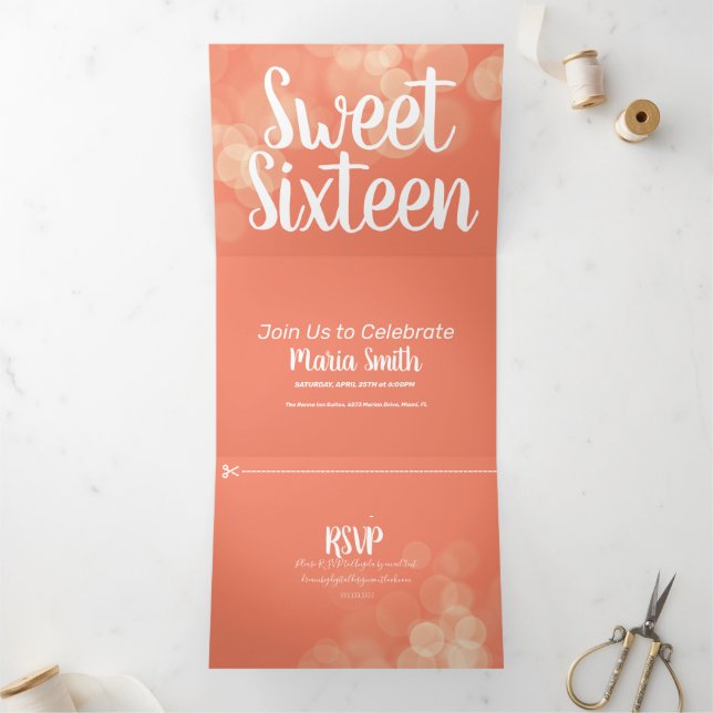 Moderne Sweet 16 Bokeh Lights Fotografie Dreifach Gefaltete Einladung (Innenseite)