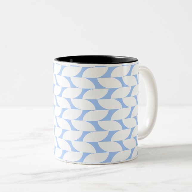 Moderne Tasse mit blau-weiß geometrischer Kaffeema (VorderseiteRechts)