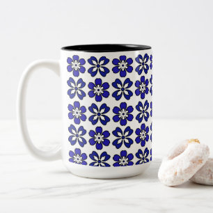 Moderne Tasse mit blauen und weißen Blume