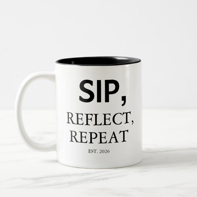 Moderne Tasse 'Sip, Reflect, Repeat' mit individue (Links)