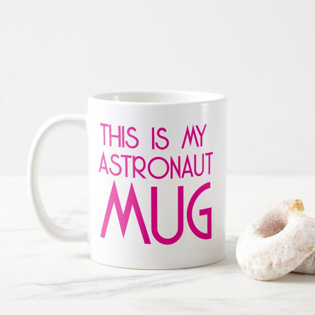 Moderne Tasse von Hot Pink Astronaut (Mit Donut)