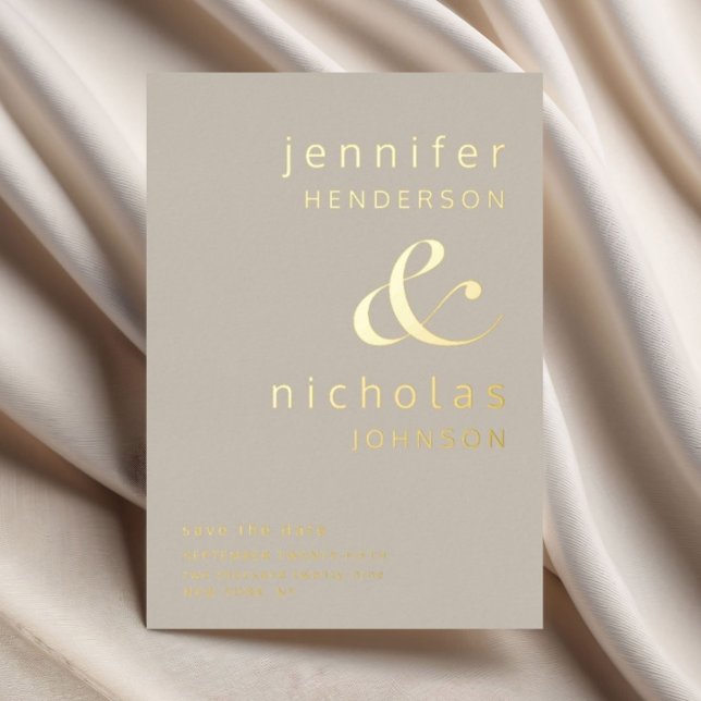 Moderne Taupe beige Typografie Wedding Gold Folieneinladung (Modern Taupe Beige Typography Wedding Gold Foil Invitation)