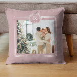 Moderne Taupe | FOTO | Ursprünglich Kissen<br><div class="desc">Modern Taupe Family Foto Initial Pillows make for thoughtful and practical ohrts, offering comfort and relaxation to the recipient. Here's a beschreibe of pillows as a gift: Give the gift of ultimate comfort and relaxation with these luxurious pillows. Crafted with the finest materials, these pillows are designed to provide a...</div>