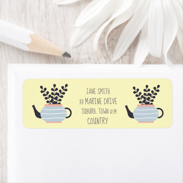 Moderne Teekanne mit Pflanze in Pastelltönen (Insitu)