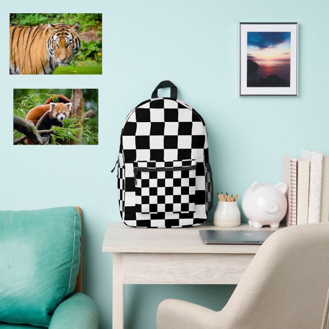 Moderne Teenager-Skandinavier-Schachtel Schwarz-we Bedruckter Rucksack (Modern and trendy checkered backpack in black and white for teen. Back to school. Cool pattern. Boho)