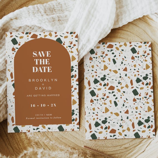 Moderne Terracotta auf dem Monte Tamaro Terrazzo S Einladung (Terrazzo wedding save the date card featuring a terracotta arch frame and terracotta flecks.)
