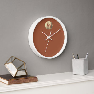 Moderne Terracotta Gold Monogram Clock Uhr