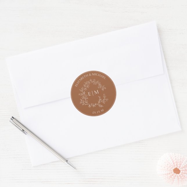 Moderne Terracotta Leafy Wappen Monogram Wedding Runder Aufkleber (Umschlag)