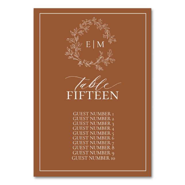 Moderne Terracotta Leafy Wappen Monogram Wedding Tischnummer (Vorderseite)