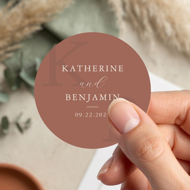 Moderne Terrakotta-Monogramm-Minimalist-Hochzeit Runder Aufkleber (Von Creator hochgeladen)