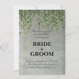 Moderne Texturierte Betonwand mit grünen Reben Mit Einladung