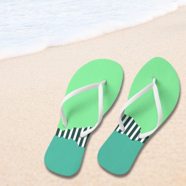 Moderne Torn Streifen grün gelegt Flip Flops (Modern Torn Stripes Green Layered Flip Flops)