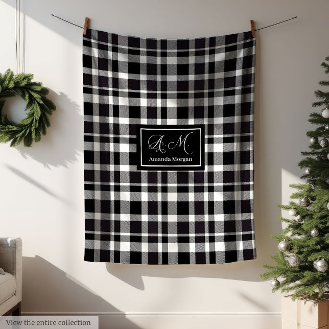Moderne, trendige Karo-Monogramm-Wurfdecke in Grau Fleecedecke (Trendy Modern Plaid in Grey Hues Monogram Throw Fleece Blanket)