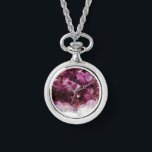 Moderne trendige, lila Amethystie mit Monogramm Armbanduhr<br><div class="desc">Mit modernem,  lila Amethyst-Edelsteinmuster beobachten. Stilvolles,  elegantes Design. Sie können Ihr eigenes Monogramm hinzufügen,  um es zu personalisieren.</div>