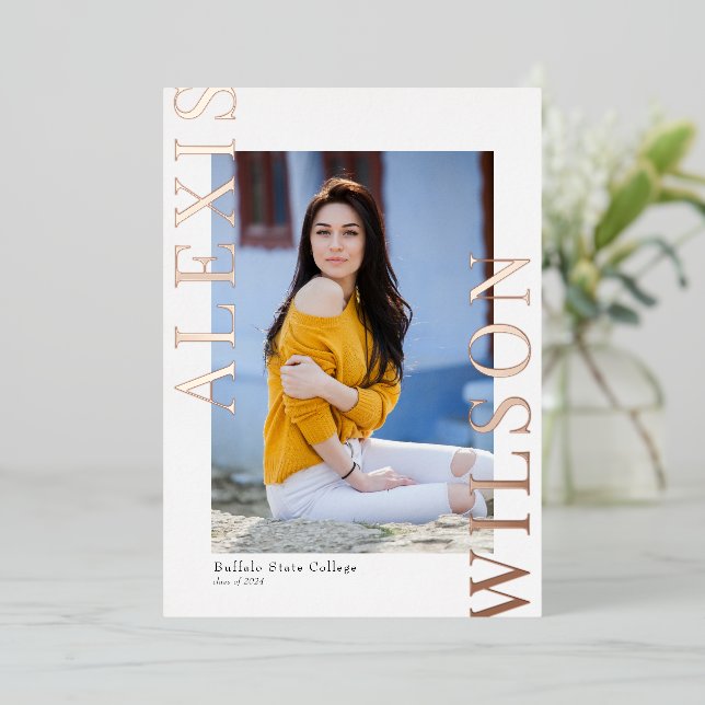 Moderne trendige Minimalistische Abschluss Einladu Folieneinladung (Stehend vorne)