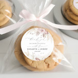 Moderne, trendige, rosafarbene Rose Blumenzehen Runder Aufkleber<br><div class="desc">Treten Sie ein in ein Reich zeitloser Eleganz und flüsterter Versprechungen mit unserem exquisiten Stück, in dem die zarte Schönheit staubiger Blütenblätter mit dem sanften Reiz der pastellfarbenen Blüten verwoben wird. Dieses faszinierende Design verkörpert das Wesen von Romantik und Raffinesse, mit gedämpften, rot-gelben Botanicals, die zart angeordnet sind, um ein...</div>