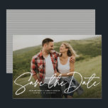 Moderne, trendige Schrift Save the Date Fotokarte<br><div class="desc">Mit einem horizontalen Single und einem "Save the Date" geschriebenen modernen Drehbuch ist diese Karte der perfekte Weg, um Ihre Verlobung und Ihre bevorstehende Hochzeit mit Freunden und Familie zu verkünden. Der weiße Text ist fett und modern, aber dennoch raffiniert. Der anpassbare Text auf der Vorderseite hat Platz für Namen,...</div>