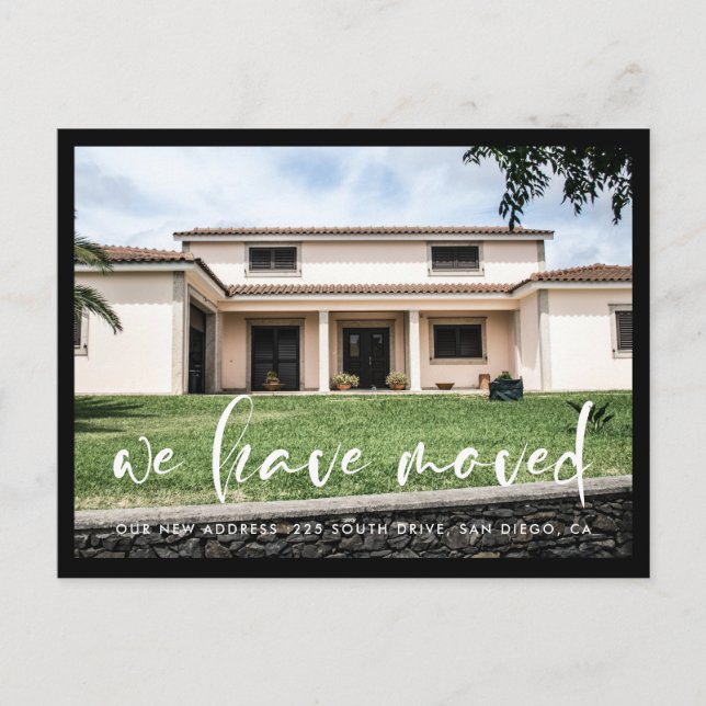 Moderne trendige Typografie Wir haben uns bewegt Postkarte (Vorderseite)