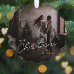 Moderne, trendige Weihnachten | Dunkles Dusky Coup Ornament Karte<br><div class="desc">Ein trendiger, stilvoller Urlaubssaal mit moderner und handgeschriebener Schrift-Typografie in Weiß über einem Foto mit schwarz verblasstem Foto. Das Foto und der Name lassen sich einfach für eine persönliche Touch anpassen. Ein einfaches, minimalistisches und zeitgenössisches Weihnachtsdesign, das sich in dieser Urlaubssaison auszeichnet! Das abgebildete Bild dient nur zur Veranschaulichung, um...</div>