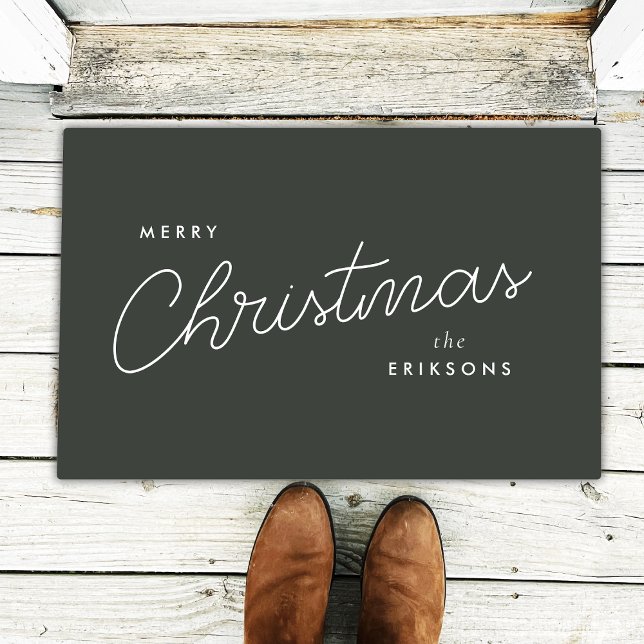 Moderne, trendige Weihnachten | Forest Green Dunke Fußmatte (Modern forest green Christmas doormat by Guava, featuring stylish white script & custom name option)