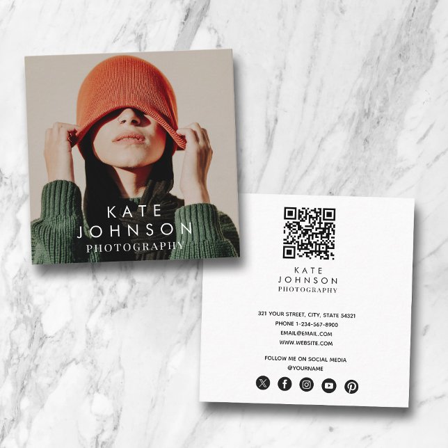 Moderne Trendsetter Full Foto QR Code Social Media Quadratische Visitenkarte (Modern Trendy Full Photo QR Code Social Media Square Business Card)