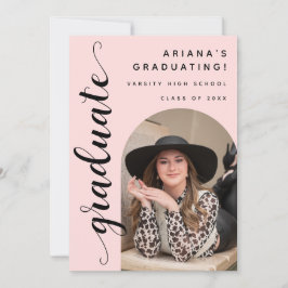 Moderne Trendy Chic Script Pink Graduation Party Einladung