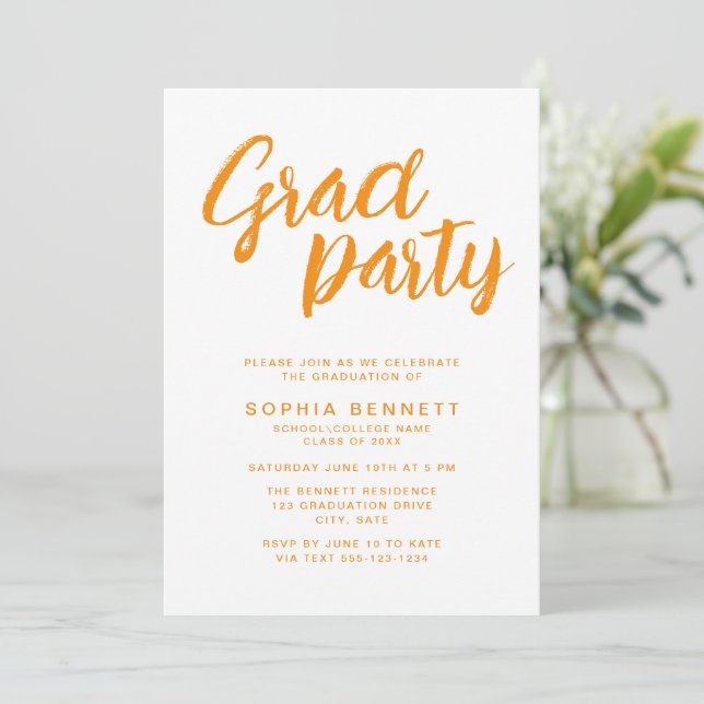 Moderne Trendy Orange Brush Script Graduation Part Einladung (Stehend Vorderseite)