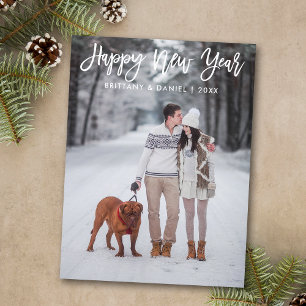 Moderne Trendy Pinsel Script Foto Happy New Year Postkarte