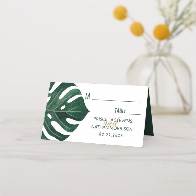 Moderne Tropical Swiss Cheese Leaf Gold Wedding Platzkarte (Vorderseite)