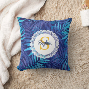 Moderne tropische lila und blaue Palmwedel-Monogra Kissen
