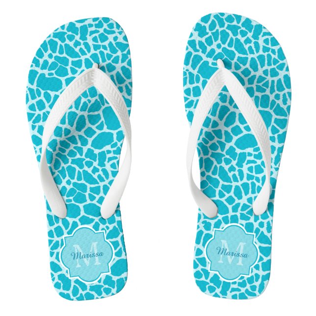 Moderne türkisfarbene Giraffe drucken Monogramm mi Flip Flops (Fußbett)