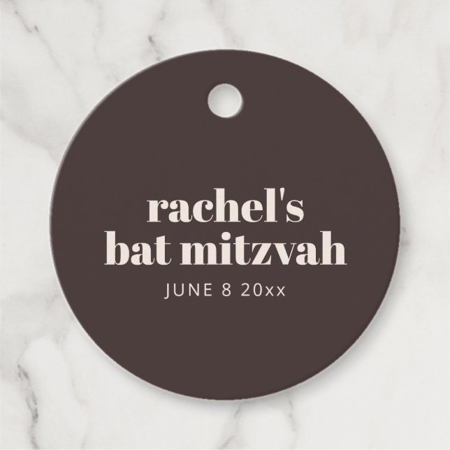 Moderne Typografie Braune Bat Mitzvah Personalisie Geschenkanhänger (Vorderseite)