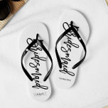 Moderne Typografie "Bridesmaid" Flip Flops<br><div class="desc">Personalisierte Brautparty-Flip-Flops mit einer stilvollen und trendigen Schrift-Typografie. Passen Sie mit dem Monogramm der Braut und des Bräutigams, dem Hochzeitsdatum und dem Namen der Brautjungfrau für ein freundliches Design an! Suchen Sie nach einer benutzerdefinierten Farbe? Kein Problem! Senden Sie einfach Ihre Anfrage an heartlockedstudio unter gmail dot com und wir...</div>