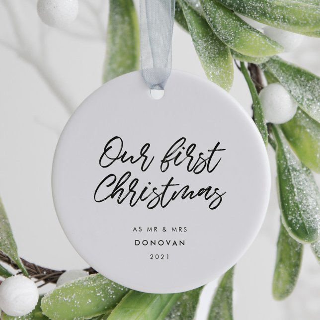 Moderne Typografie Erstes Weihnachtshochzeit-Foto Keramik Ornament (Von Creator hochgeladen)