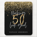 Moderne Typografie Gold Glitzer Chic 50. Geburtsta Mousepad<br><div class="desc">Feiern Sie Ihren 50. Geburtstag im Stil mit diesem Schwarz-,  Weiß- und Goldeffekt,  der 50 aussehen lässt. Modernes Design mit Skripttext und fett formatierter Grafik. Ändern Sie die Farbe,  um sie anzupassen. Teil einer Sammlung.</div>
