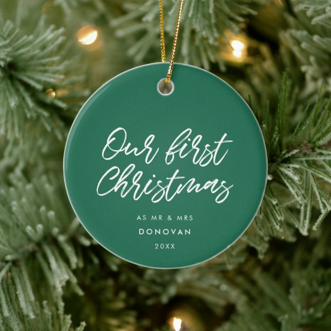 Moderne Typografie Grün unsere ersten Weihnachten Keramik Ornament (Baum)