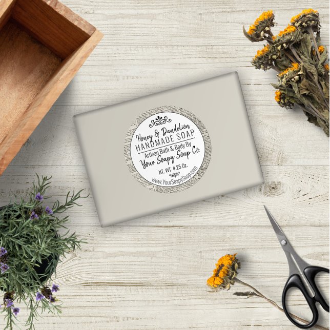 Moderne Typografie Männersoap-Wörterbuchseite Runder Aufkleber (Von Creator hochgeladen)