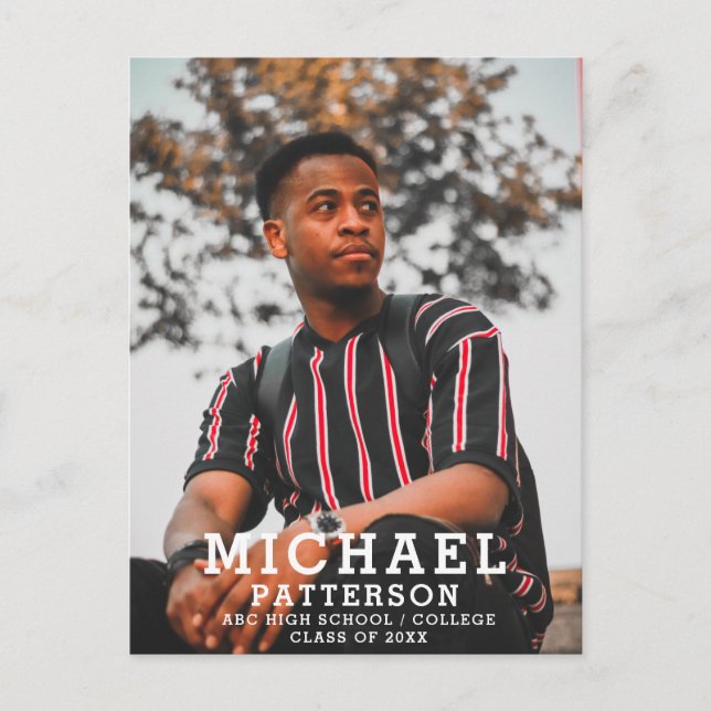 Moderne Typografie Minimalistischer Foto Abschluss Ankündigungspostkarte (Vorderseite)