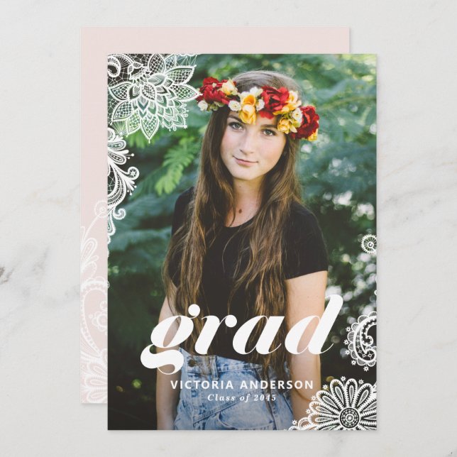 Moderne Typografie mit Lace Foto Graduation Party Einladung (Vorne/Hinten)