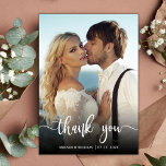 Moderne Typografie-Overlay-Skript-Foto Hochzeit Dankeskarte<br><div class="desc">Modernes, elegantes Foto mit einfacher Hand - Hochzeitskarte. Moderne Stilvolle Hochzeit danke Ihnen Postkartenvorlage mit einem vollen vertikalen Foto auf der Vorderseite mit dem Overlay Text "Danke" in einem handgeschriebenen Typografie-Script-Schriftart in Weiß auf dem Bild. Personalisieren Sie den individuelle Name und danken Sie Ihnen Nachricht. Wenn Sie lieber Ihre Notiz...</div>