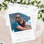 Moderne Typografie Sage Green Minimalistic Foto Postkarte<br><div class="desc">Wir bedanken uns bei Ihnen in stilvollem Ambiente mit diesem modernen und sehr trendigen Foto für Ihre Hochzeit. Das Design ist leicht mit Ihrer eigenen Formulierung zu personalisieren und Ihre Familie und Freunde werden begeistert sein,  wenn sie diese fantastischen Dankesworte erhalten. Matching-Elemente finden Sie in der Auflistung.</div>