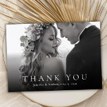 Moderne Typografie Schwarz-Weiß-Foto-Hochzeit Dankeskarte<br><div class="desc">Moderne Minimalistische Typografie Schwarz und Weiß ein Foto Hochzeit Dankeschön Karte. Einfache stilvolle Hochzeitsvorlage mit einem kompletten horizontalen Foto auf der Vorderseite mit dem Text "Danke" Serif Typografie-Overlay auf dem Bild.Auf der Rückseite vorgefertigte Dankeschön-Nachricht. Einfaches Personalisieren Ihres Namens und Dankeschön Nachricht. Wenn Sie Hilfe oder Match-Artikel benötigen, kontaktieren Sie mich...</div>