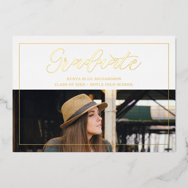 Moderne Typografie Script Foto Graduate Abschluss Folieneinladung (Vorderseite)