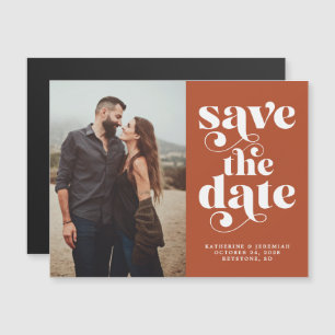 Moderne Typografie Terracotta-Foto Save the Date Magneteinladung