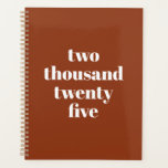 Moderne Typografie Terracotta-Jahrtexte Planer<br><div class="desc">Minimalistische Terrakotta und weiß moderne Typografie angepasstes Jahr, Text-Planner. Vollständig anpassbarer, weißer, stylischer Serifentext, Terrakotta solider schlichter Hintergrund. Sie können es mit Ihrem Namen, Initialen, Monogramm, Jahr, etc. personalisiert oder einfach den Text löschen, und die schlichte schwarze Farbe verlassen.</div>