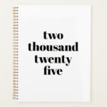 Moderne Typografie Weißschwarz Sonderjahrestext Planer<br><div class="desc">Minimalistische moderne Typografie in Schwarz und Weiß, Sonderjahr, Textplaner. Vollständig anpassbarer schwarzer, stylischer Serifentext, weißer schlichter Hintergrund. Sie können es mit Ihrem Namen, Initialen, Monogramm, Jahr, etc. personalisiert oder einfach den Text löschen, und die schlichte Farbe verlassen.</div>