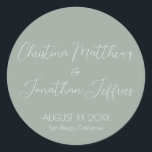 Moderne und elegante Eukalyptus-Hochzeit Runder Aufkleber<br><div class="desc">Dieses moderne und elegante Event- oder Hochzeitsaufkleber bietet einen einfachen eukalyptus-grünen Hintergrund mit weißem Text. Die Namen des Ehepaares werden in einem Skript-Schriftart gedruckt. Das Hochzeitstermin und der Ort sind unten gedruckt.</div>