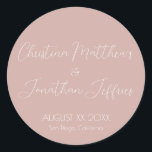 Moderne und elegante rosa Hochzeit Runder Aufkleber<br><div class="desc">Dieser moderne und elegante Event- oder Hochzeitsaufkleber zeichnet sich durch einen schlichten rosa Hintergrund mit weißem Text aus. Die Namen des Ehepaares werden in einem Skript-Schriftart gedruckt. Das Hochzeitstermin und der Ort sind unten gedruckt.</div>