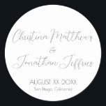 Moderne und elegante White Wedding Runder Aufkleber<br><div class="desc">Dieser moderne und elegante Event- oder Hochzeitsaufkleber zeichnet sich durch einen schlichten,  weißen Hintergrund mit schwarzem Text aus. Die Namen des Ehepaares werden in einem Skript-Schriftart gedruckt. Das Hochzeitstermin und der Ort sind unten gedruckt.</div>